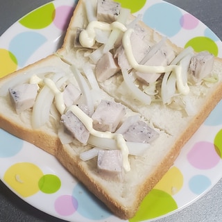 サラダチキンと玉ねぎのマヨネーズトースト